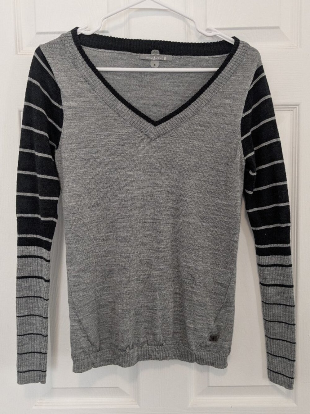 Smartwool V-Neck Sweater Gray Striped Women's Small 100% Merino Wool Long Sleeve